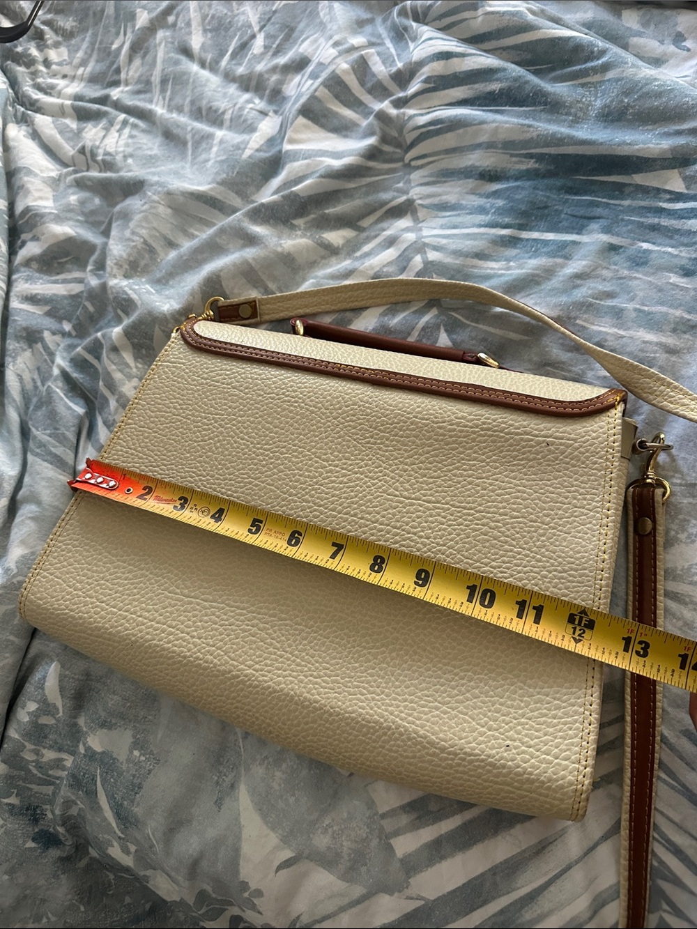 GENUINE VINTAGE DOONEY AND BOURKE CREAM COLORED MESSENGER BAG ENVELOPE STYLE - Picture 6 of 7